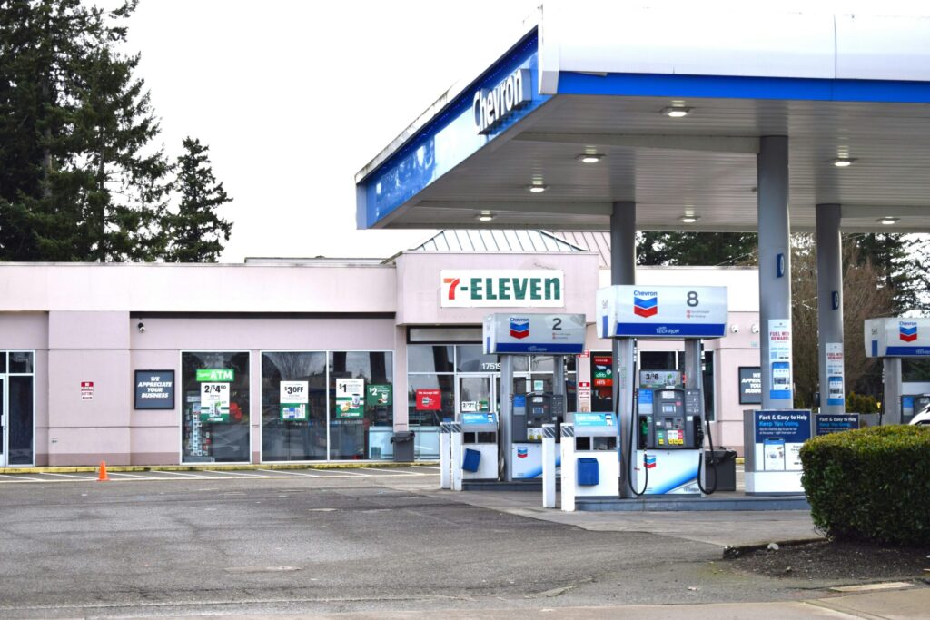 a 7-eleven gas station